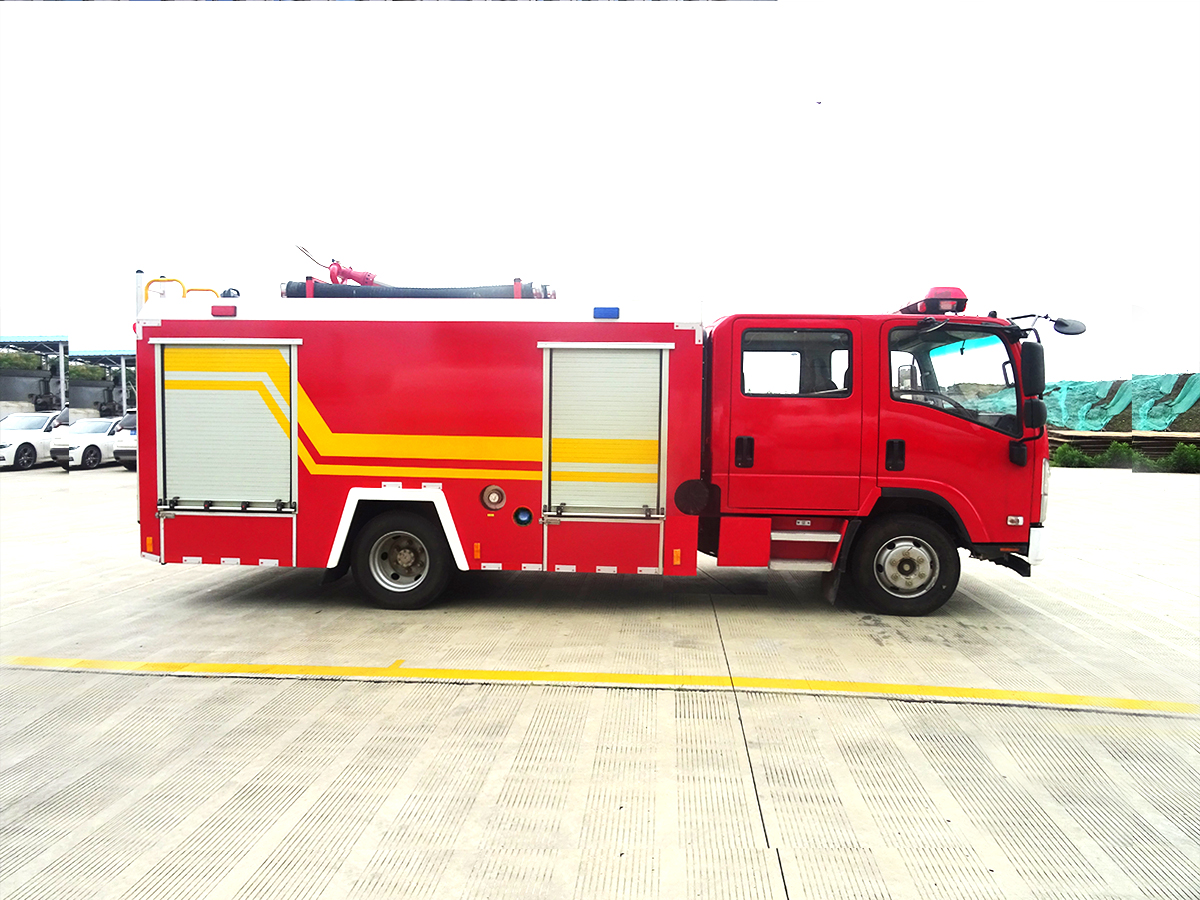 五十铃700P 3.55吨水罐消防车